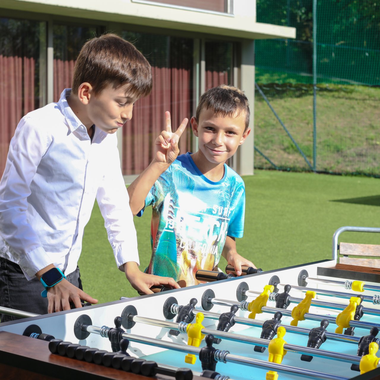 Zwei Jungs spielen Tischfussball im Kinderheim Brugg